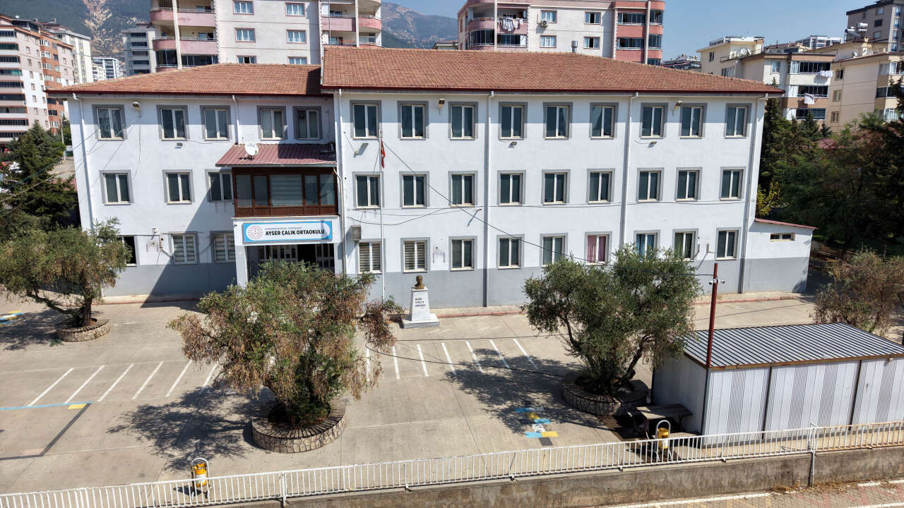 1 öğretmen ve 9 öğrenciye mezar olan okul hakkında yeni karar 1